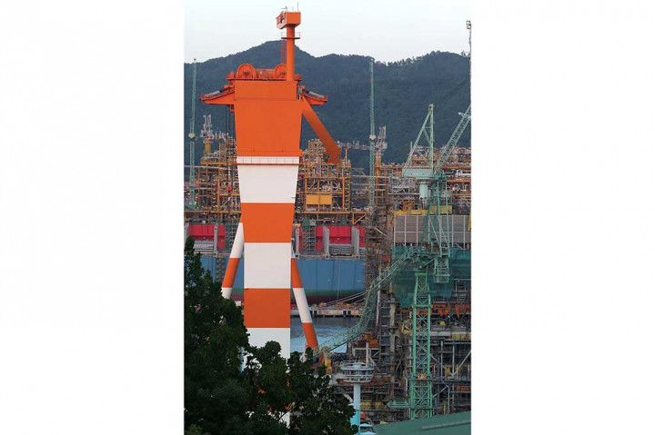 Sedikitnya 6 pekerja tewas sementara 25 lainnya luka-luka akibat kecelakaan kerja tersebut.