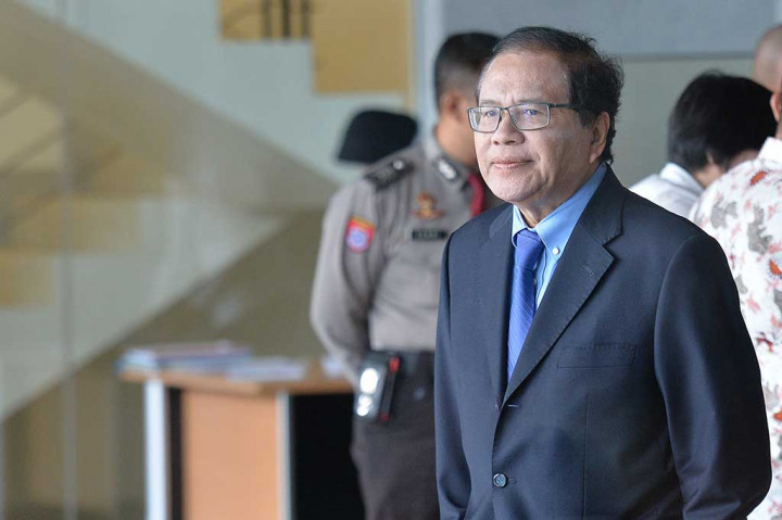 Mantan Menko Perekonomian Rizal Ramli berdiri di ruang tunggu Gedung KPK, Jakarta, Selasa (2/5/2017). 