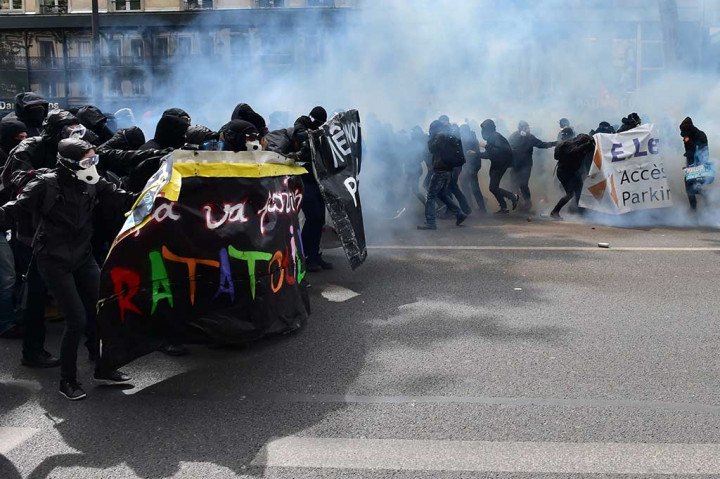 Mendagri Matthias Fekl secara tegas mengutuk kekerasan terhadap oikusu dan berjanji untuk menangkap orang-orang yang melemparkan amunisi dan bom Molotov ke polisi anti-huru-hara.