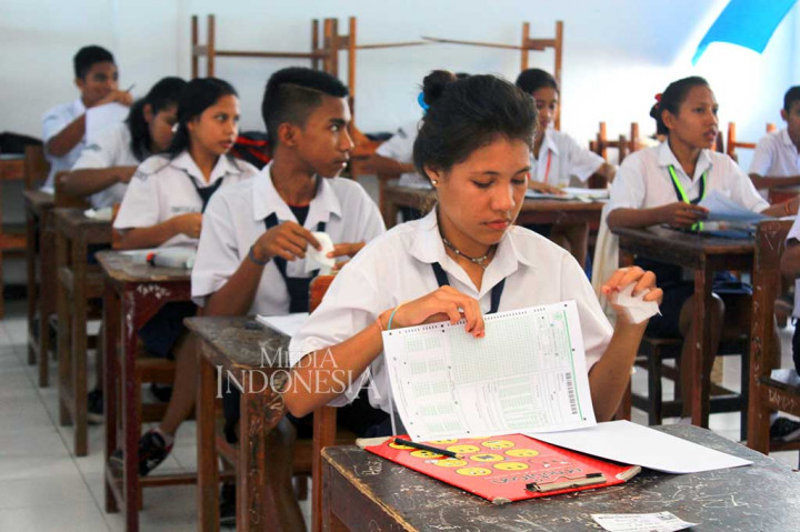 Siswa SMP di Nusa Tenggara Timur mengikuti UN berbasis Kertas dan Pensil (UNKP), Selasa (2/5/2017). MI/Palce Amalo