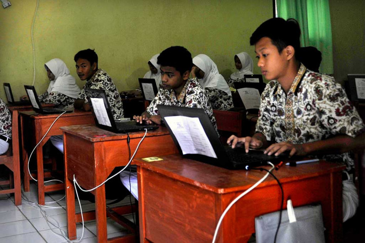 Sejumlah siswa SMP Negeri 1 Serang, Banten mengikuti UNBK dengan menggunakan laptop pinjaman. ANTARA/Asep Fathulrahman