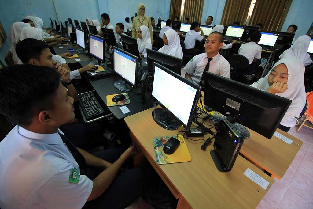 Siswa SMPN1 Lhokseumawe, Aceh mengikuti UNBK hari pertama. ANTARA/Rahmad