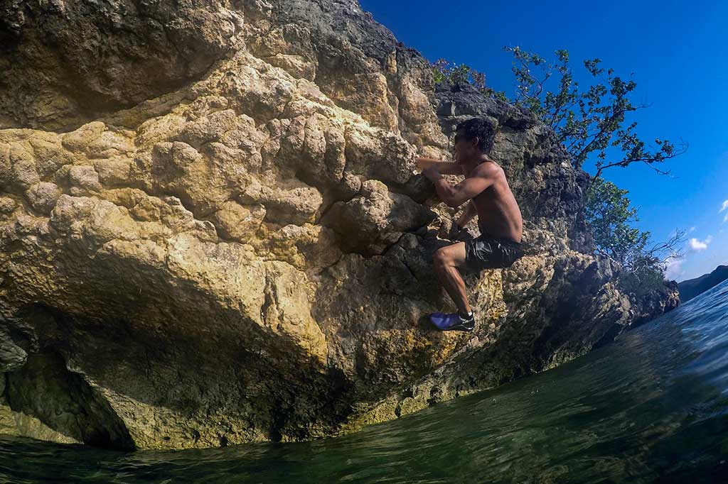 Pemanjat tebing melakukan pemanjatan di kawasan objek wisata Gua Rangko, Labuan Bajo, Nusa Tenggara Timur, Senin (1/5/2017).