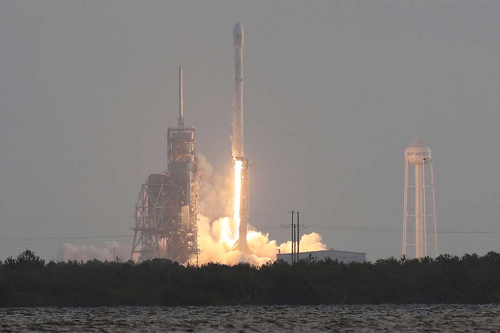 Roket Falcon 9 dengan muatan satelit mata-mata rahasia militer AS meluncur dari Kennedy Space Center, Florida, Senin (1/5/2017) waktu setempat.