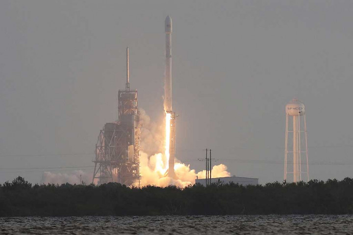 Roket Falcon 9 dengan muatan satelit mata-mata rahasia militer AS meluncur dari Kennedy Space Center, Florida, Senin (1/5/2017) waktu setempat.