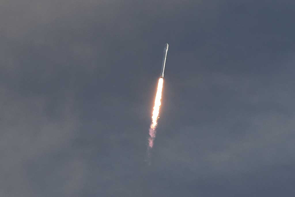 Peluncuran awalnya direncanakan pada Minggu (30/4/2017), namun ditunda dalam detik-detik terakhir sebelum lepas landas karena masalah sensor dengan roket tersebut.