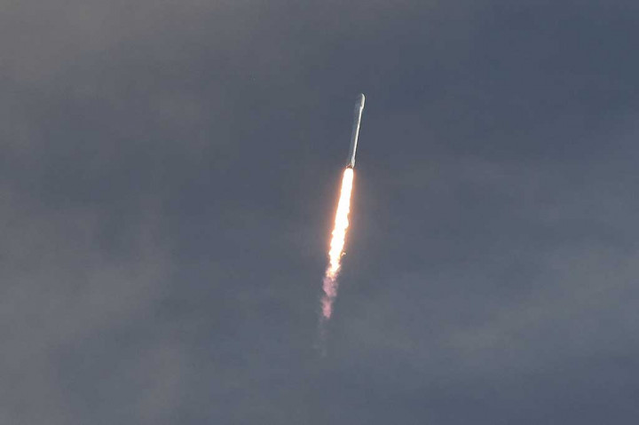 Peluncuran awalnya direncanakan pada Minggu (30/4/2017), namun ditunda dalam detik-detik terakhir sebelum lepas landas karena masalah sensor dengan roket tersebut.