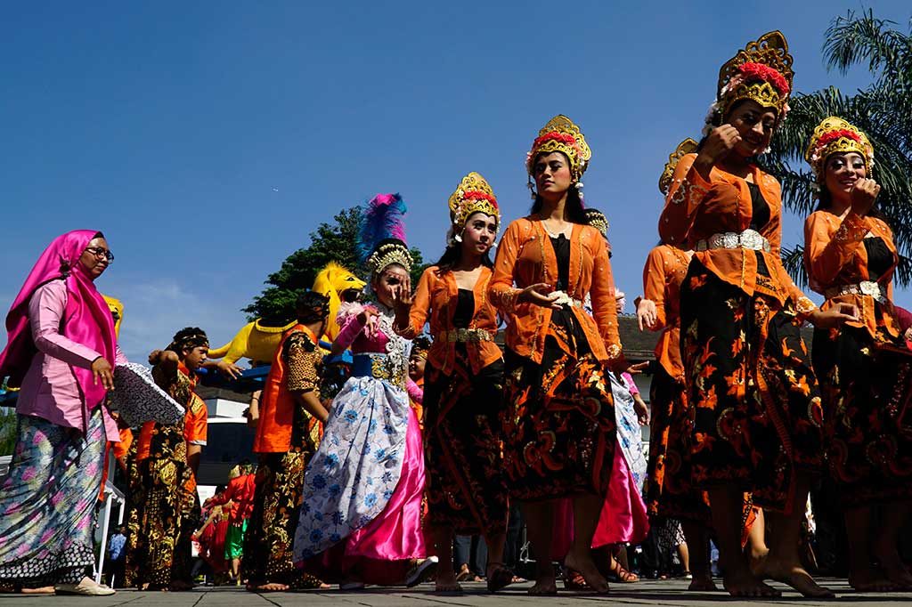 Siswa SLB dan penyandang disabilitas dari Kabupaten Ciamis dan Cianjur bersiap mementaskan tarian Sunda pada peringatan Hari Pendidikan Nasional, Bandung, Jabar. ANTARA/Agus Bebeng