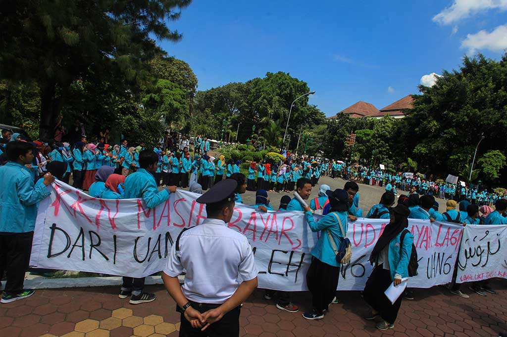 Anggota BEM Universitas Sebelas Maret menggelar aksi di halaman rektorat universitas setempat, Solo, Jawa Tengah. Mereka menyerukan perbaikan pendidikan di lingkungan kampus dan menuntut adanya transparansi anggaran pendidikan. ANTARA/Maulana Surya