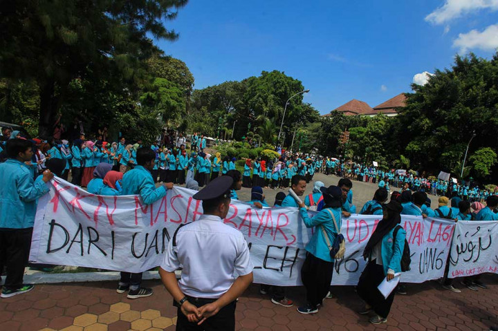 Anggota BEM Universitas Sebelas Maret menggelar aksi di halaman rektorat universitas setempat, Solo, Jawa Tengah. Mereka menyerukan perbaikan pendidikan di lingkungan kampus dan menuntut adanya transparansi anggaran pendidikan. ANTARA/Maulana Surya