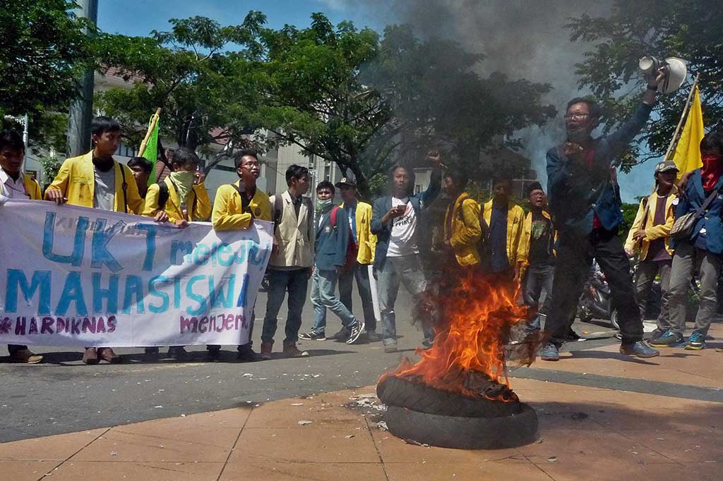 Mahasiswa dari berbagai BEM perguruan tinggi berunjuk rasa saat memperingati Hardiknas, di Semarang, Jateng, Selasa (2/5). Mereka mendesak pemerintah agar memprioritaskan alokasi dana pendidikan di atas anggaran infrastruktur. ANTARA/R. Rekotomo