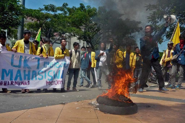 Mahasiswa dari berbagai BEM perguruan tinggi berunjuk rasa saat memperingati Hardiknas, di Semarang, Jateng, Selasa (2/5). Mereka mendesak pemerintah agar memprioritaskan alokasi dana pendidikan di atas anggaran infrastruktur. ANTARA/R. Rekotomo