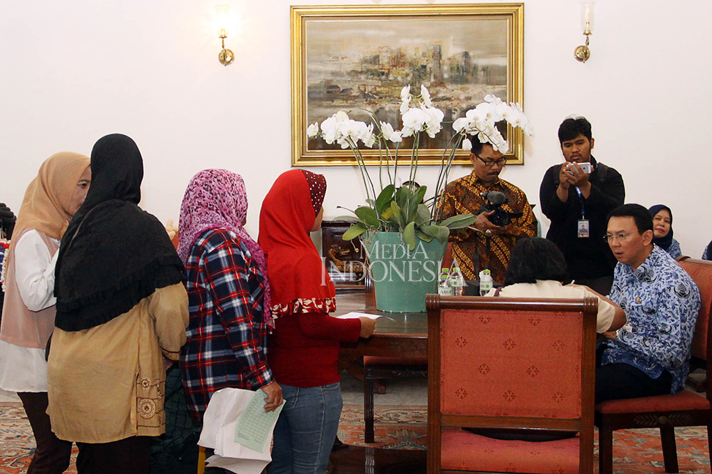Ahok Layani Warga di Ruang Tamu Balai Kota