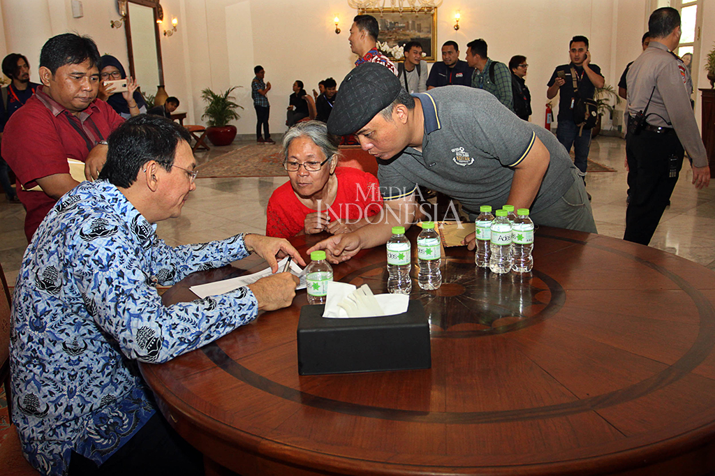Ahok Layani Warga di Ruang Tamu Balai Kota