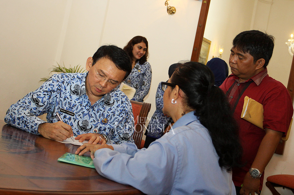 Ahok Layani Warga di Ruang Tamu Balai Kota