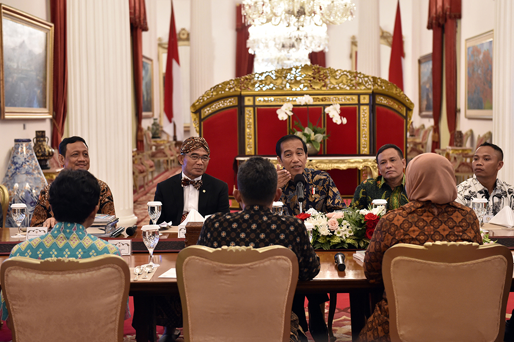 Presiden Joko Widodo didampingi Mendikbud Muhadjir Effendy menerima sejumlah tokoh pegiat minat baca buku dari seluruh Indonesia di Istana Negara, Jakarta, Selasa (2/5/2017). Pertemuan ini dalam rangka memperingati Hari Pendidikan Nasional.