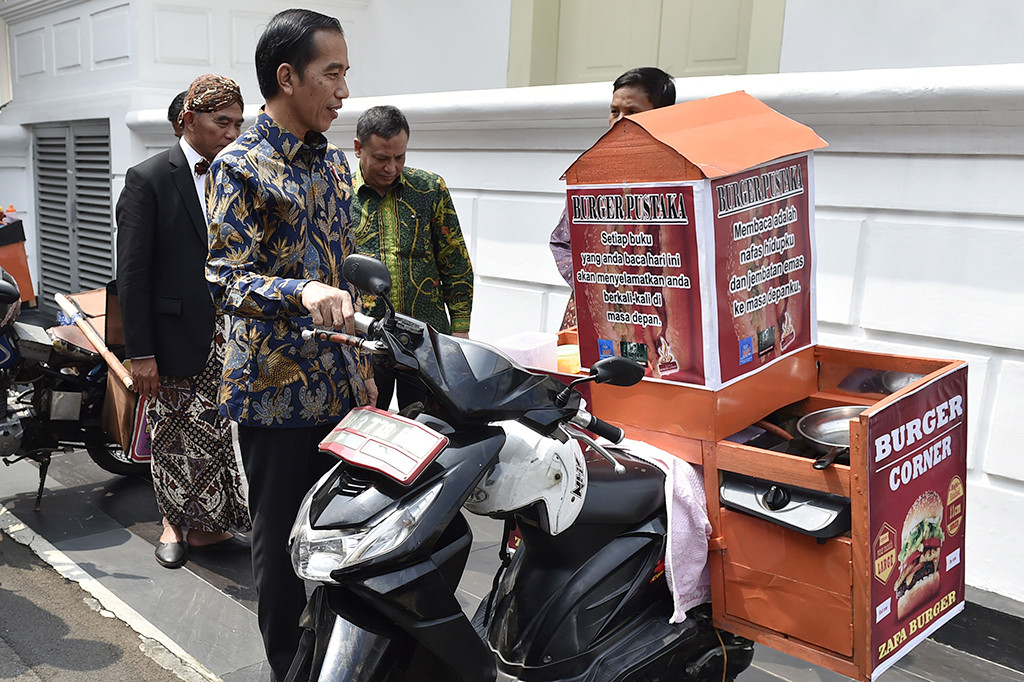 Beberapa pegiat membawa serta kendaraan yang biasa mereka gunakan sebagai perpustakaan keliling seperti bemo, angkutan kota, pedati yang ditarik sepeda motor hingga gerobak motor jualan makanan ringan ke halaman Istana Negara.