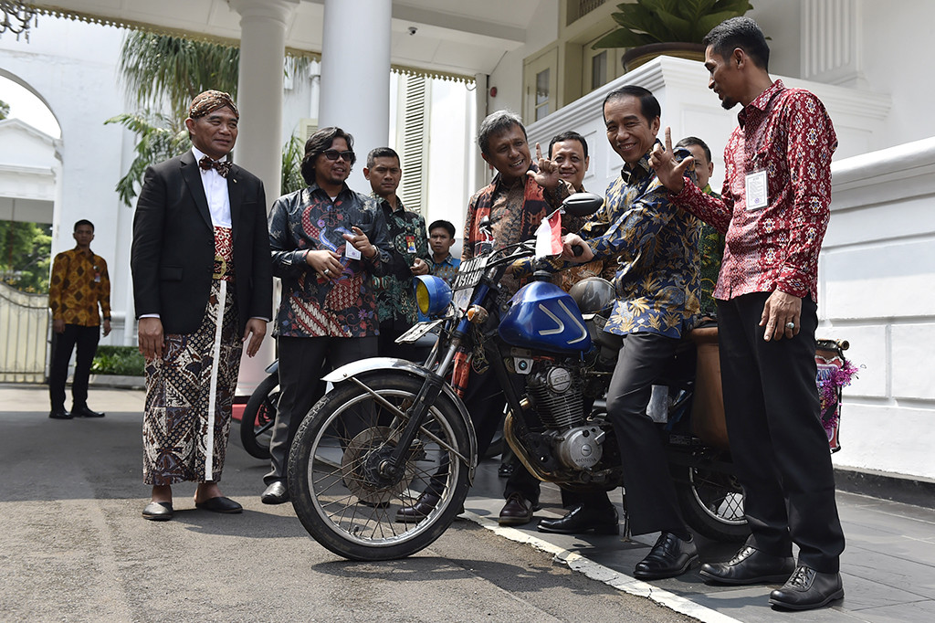 Presiden Jokowi menaiki 'Motor Pustaka' milik tukang tambal ban asal Lampung.