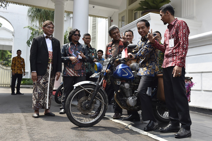 Presiden Jokowi menaiki 'Motor Pustaka' milik tukang tambal ban asal Lampung.