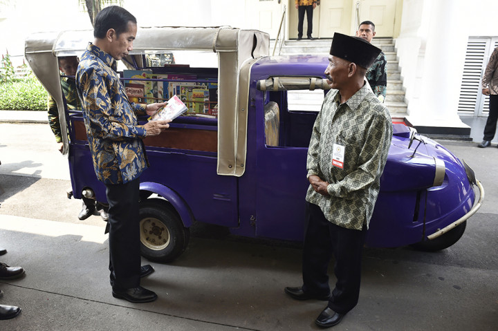 Ada juga yang membawa buku dengan bemo, sehingga penumpang bisa memanfaatkan waktu macet dengan membaca buku.