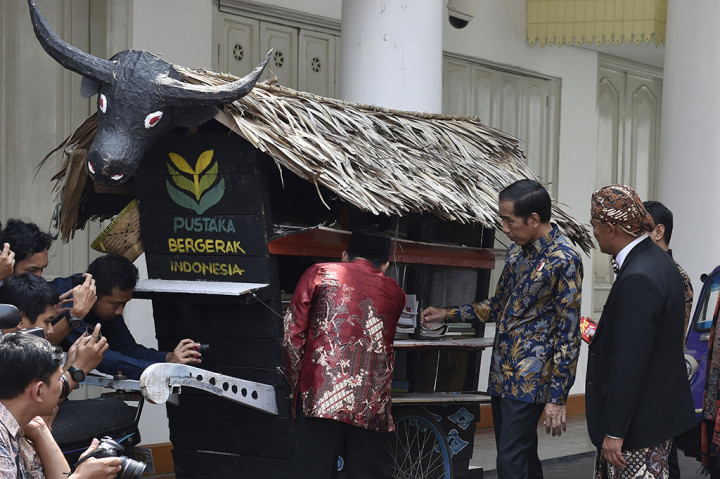 Presiden ingin tiap wilayah memiliki berbagai macam buku bacaan. Sehingga, bisa meningkatkan minat baca anak-anak untuk menambah pengetahuan. Oleh karena itu, Presiden memerintahkan Mendikbud Muhadjir Effendy membantu pengadaan buku untuk pegiat literasi tersebut.