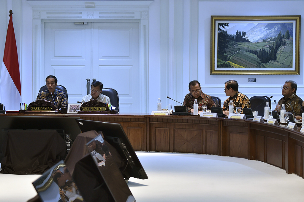 Presiden Joko Widodo (kiri) dan Wakil Presiden Jusuf Kalla (kedua kiri) memimpin rapat terbatas tentang evaluasi pelaksanaan proyek strategis nasional dan program prioritas Provinsi Jawa Barat di Kantor Presiden, Jakarta.