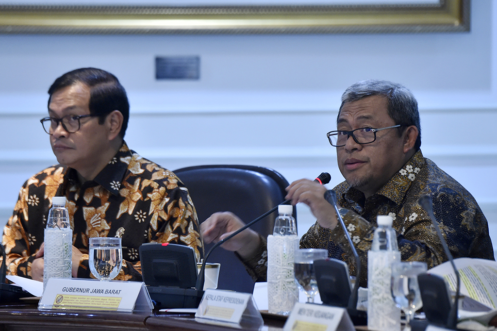 Rapat terbatas tersebut diikuti juga oleh Gubernur Jawa Barat Ahmad Heryawan.