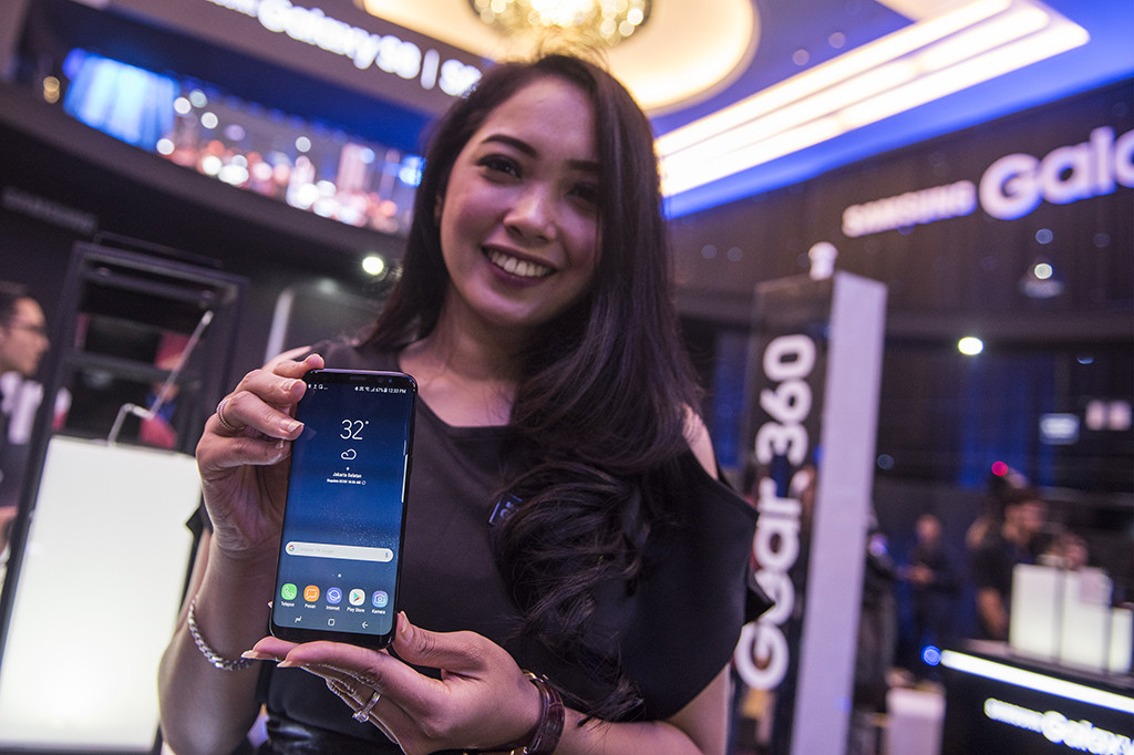 Galaxy S8 dibekali baterai 3.000 mAh, sedangkan Galaxy S8 Plus dibekali baterai 3.500 mAh. Keduanya didukung oleh prosesor buatan Samsung yaitu Exynos 8895 dengan teknologi 10nm dan dipadukan dengan RAM 4GB dan 64GB.