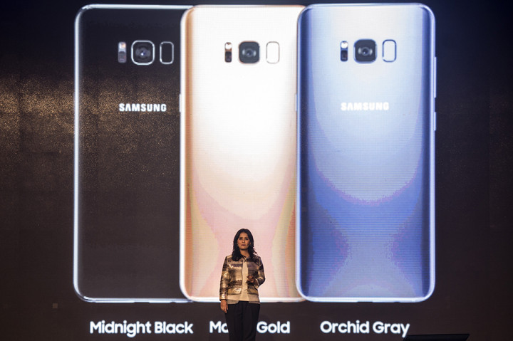 Untuk pasar Indonesia, Samsung menawarkan tiga varian warnayaitu Midnite Black, Mapple Gold dan Orchid Gray.