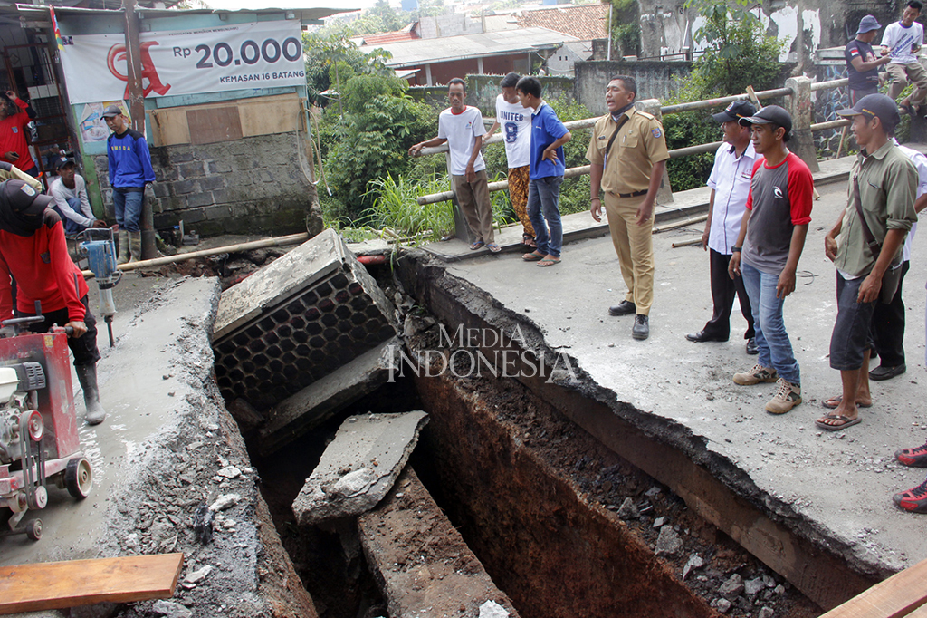 Sebuah jembatan di wilayah Pitara, Kelurahan Pancoran Mas, Kecamatan Pancoran Mas, Kota Depok, Jawa Barat, ambles.