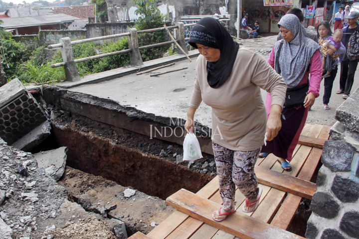 Akibatnya, jalan tersebut tidak bisa dilalui kendaraan.
