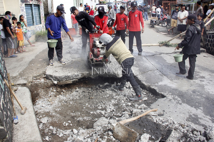 Petugas dari Dinas PU Kota Depok tengah memperbaiki jembatan Kali Krukut sesaat sebelum ambles.