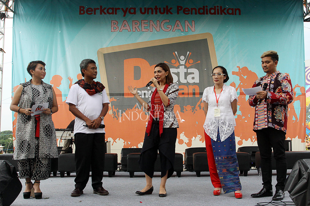Para pegiat pendidikan  menggelar Pesta Pendidikan dalam rangka memperingati Hari Pendidikan Nasional di RPTRA Kalijodo. Duta Baca Indonesia Najwa Shihab (tengah) hadir dalam acara tersebut.