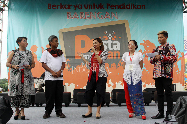 Para pegiat pendidikan  menggelar Pesta Pendidikan dalam rangka memperingati Hari Pendidikan Nasional di RPTRA Kalijodo. Duta Baca Indonesia Najwa Shihab (tengah) hadir dalam acara tersebut.