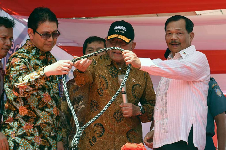 Menteri Pertahanan Ryamizard Ryacudu (tengah) bersama Wamenhan bidang Kebijakan Pertahanan Filipina Ricardo David Jr (kanan) dan Dirut PT PAL Budiman Saleh melepas tali kapal saat pelepasan ekspor Kapal Perang Strategic Sealift Vessel pesanan The Department Of National Defense Armed Forces Of Philippines di Dermaga Divisi Kapal Niaga PT PAL Indonesia, Surabaya, Jawa Timur, Selasa (2/5/2017).