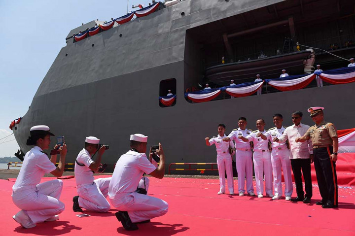 Sejumlah prajurit Angkatan Laut Filipina berfoto bersama dengan latar Kapal Perang Strategic Sealift Vessel pesanan The Department Of National Defense Armed Forces Of Philippines saat pelepasan kapal itu di Dermaga Divisi Kapal Niaga PT PAL Indonesia, Surabaya. 