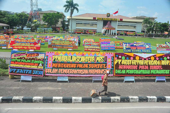 Ratusan karangan bunga membanjiri lingkungan Polda Sumatera Selatan, Palembang, Selasa (2/5/2017).
