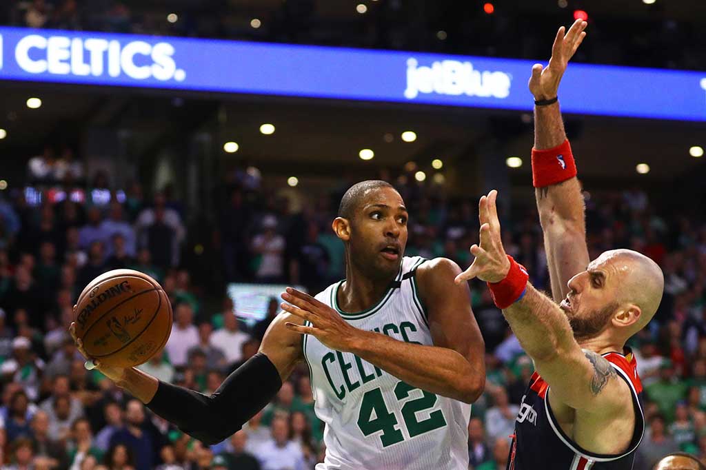 Center Celtics Al Horford menambahkan 15 poin dan 12 rebound.