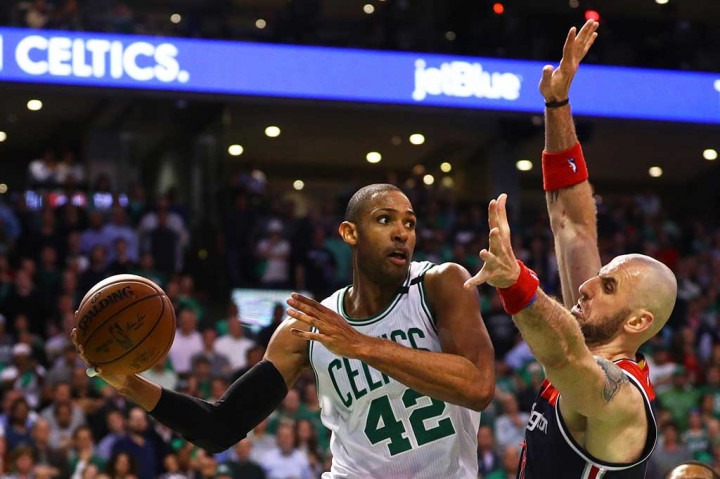 Center Celtics Al Horford menambahkan 15 poin dan 12 rebound.