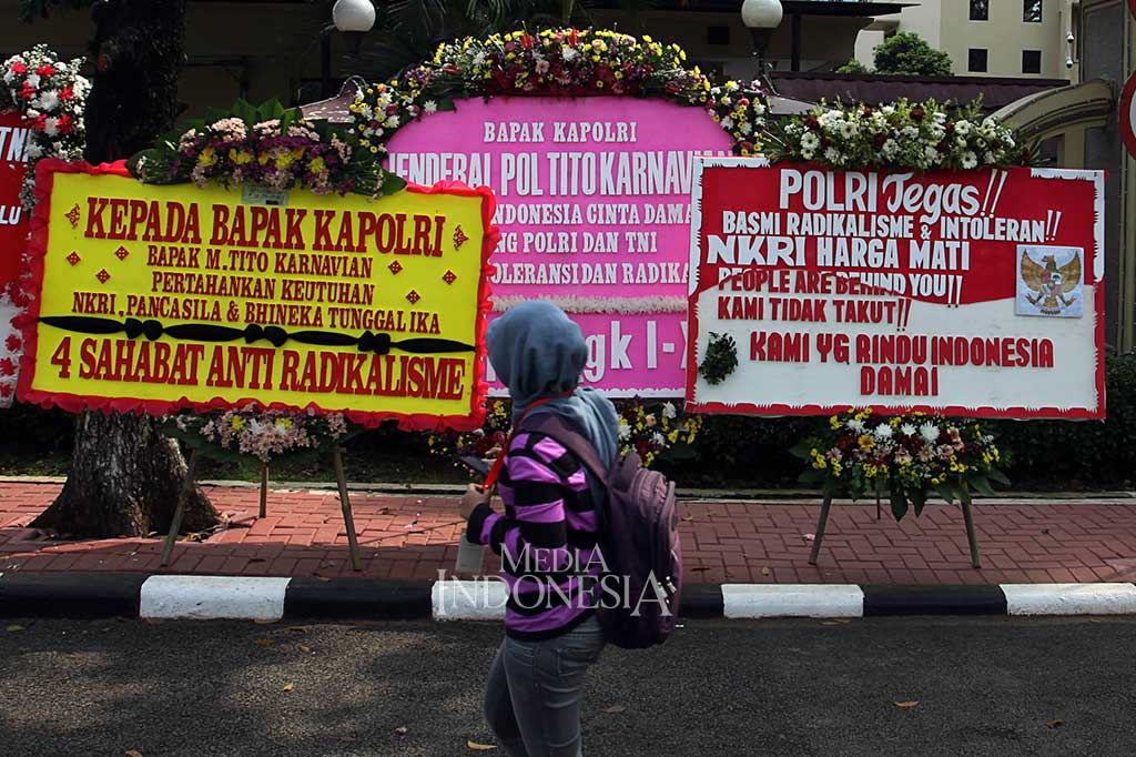 Karangan bunga yang dikirim oleh berbagai pihak dan elemen masyarakat itu sebagai wujud dukungan kepada TNI dan Polri dalam memberantas radikalisme dan premanisme serta menjaga kedaulatan NKRI. MI/Galih Pradipta