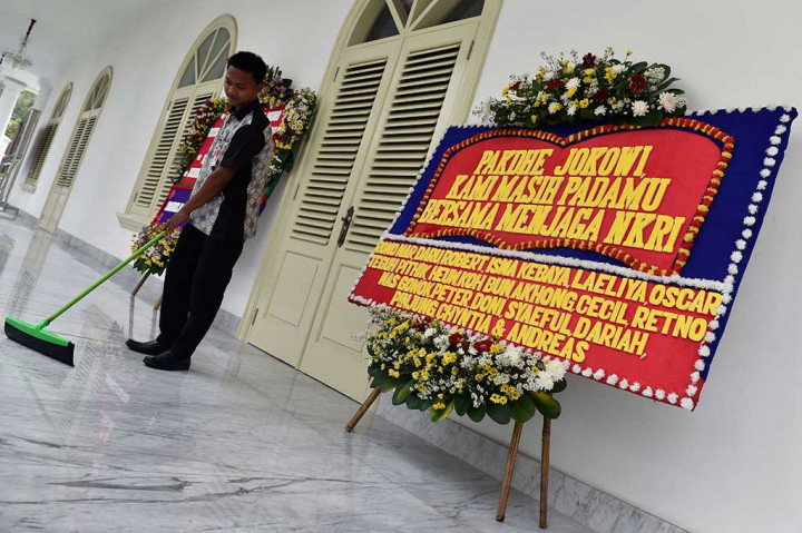 Karangan bunga tersebut bertuliskan dukungan kepada Presiden dalam menjaga NKRI, Pancasila, dan Bhinneka Tunggal Ika. ANTARA/Puspa Perwitasari