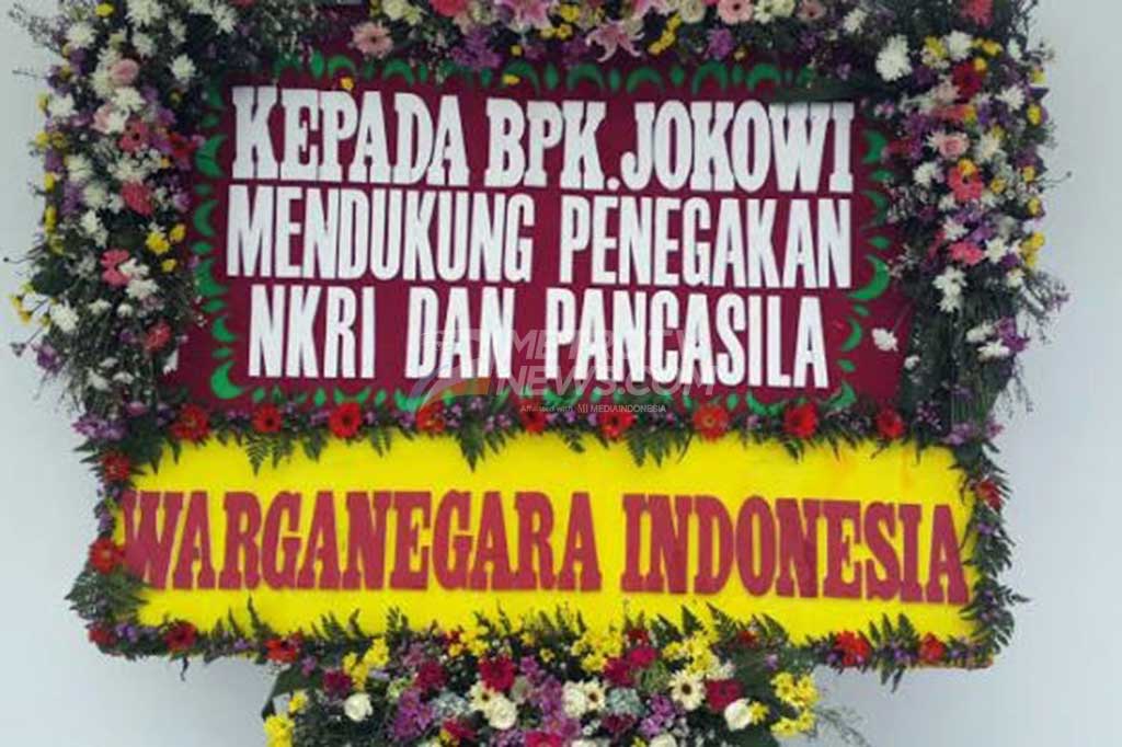 Salah satu karangan bunga bertuliskan 