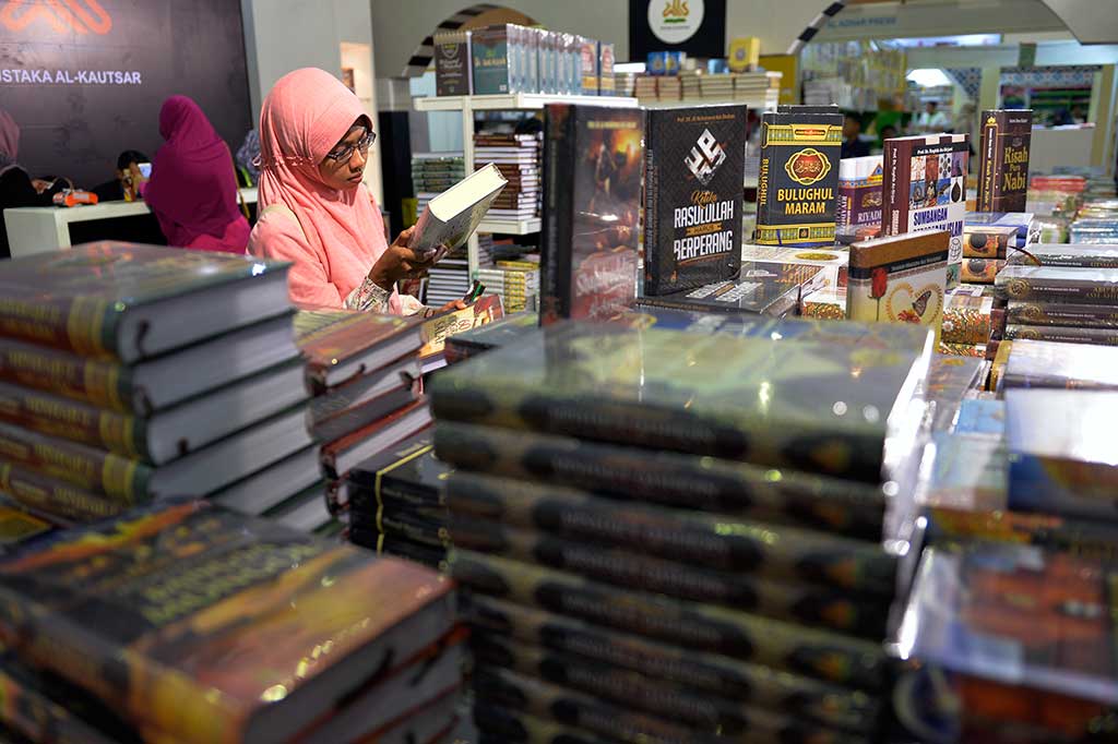 Pengunjung mencari buku yang mereka inginkan pada Islamic Book Fair di Jakarta Convetion Center, Jakarta, Rabu (3/5/2017).