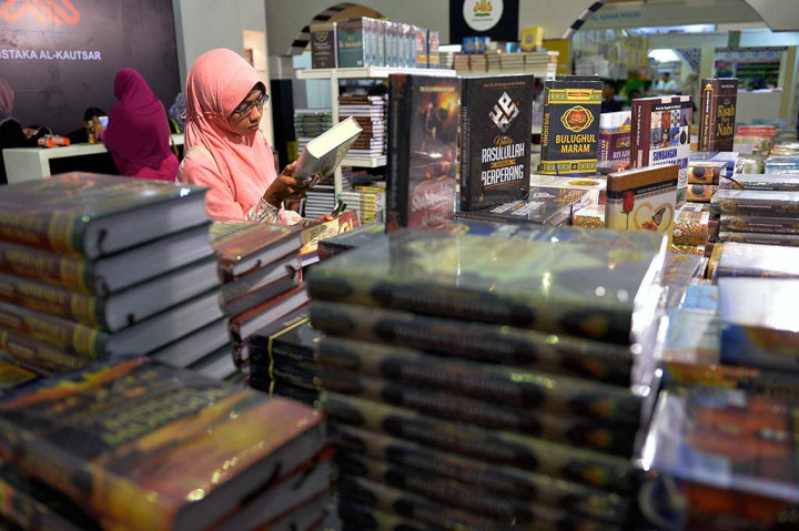 Pengunjung mencari buku yang mereka inginkan pada Islamic Book Fair di Jakarta Convetion Center, Jakarta, Rabu (3/5/2017).