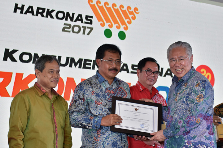 Menteri Perdagangan Enggartiasto Lukita (kanan) menyerahkan penghargaan Provinsi Peduli Perlindungan Konsumen kepada Gubernur Kepulauan Riau Nurdin Basirun (kedua kiri) pada puncak peringatan Hari Konsumen Nasional (Harkonas) di Semarang, Jawa Tengah.