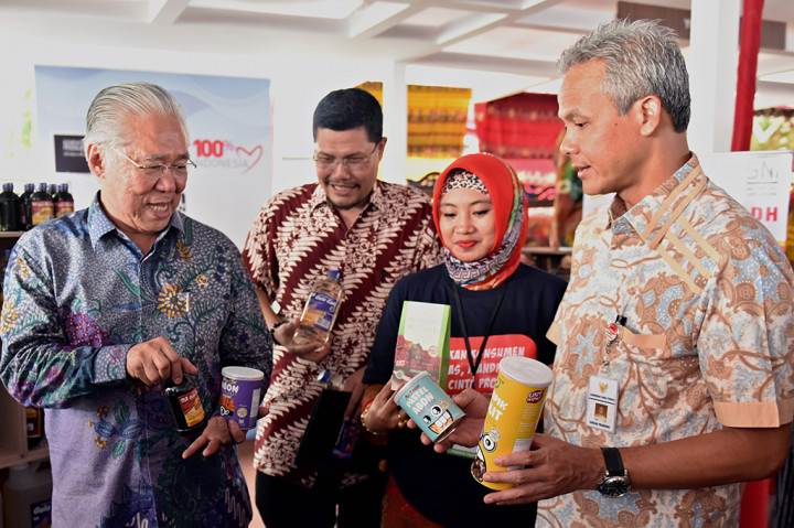 Menteri Perdagangan Enggartiasto Lukita (kiri) bersama Gubernur Jateng Ganjar Pranowo (kanan) meninjau stan pameran pada puncak peringatan Hari Konsumen Nasional (Harkonas) di Semarang, Jawa Tengah.