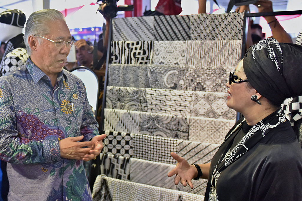 Menteri Perdagangan Enggartiasto Lukita (kiri) berbincang dengan seorang pelaku usaha batik saat meninjau stan pameran pada puncak peringatan Hari Konsumen Nasional (Harkonas) di Semarang, Jawa Tengah.