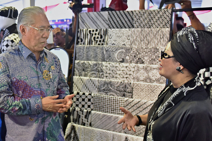 Menteri Perdagangan Enggartiasto Lukita (kiri) berbincang dengan seorang pelaku usaha batik saat meninjau stan pameran pada puncak peringatan Hari Konsumen Nasional (Harkonas) di Semarang, Jawa Tengah.