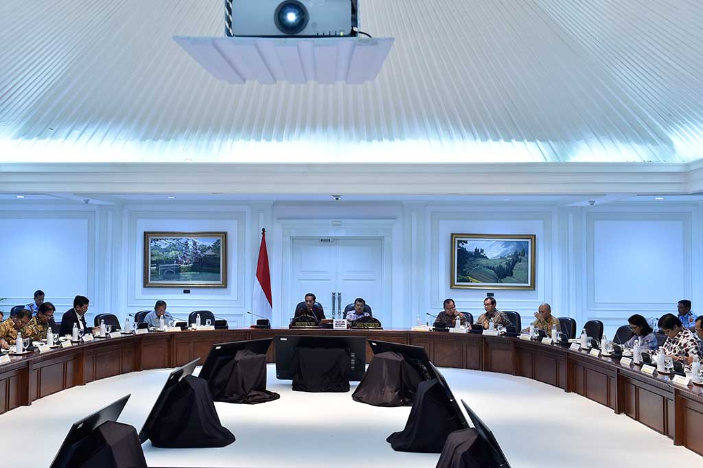 Presiden Joko Widodo didampingi Wakil Presiden Jusuf Kalla memimpin rapat terbatas tentang Evaluasi Proyek Strategis Nasional di Kantor Presiden, Jakarta, Rabu (3/5/2017). 
