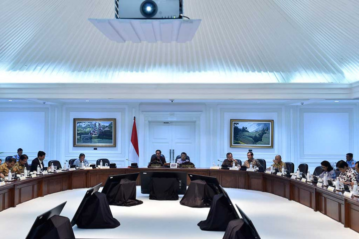 Presiden Joko Widodo didampingi Wakil Presiden Jusuf Kalla memimpin rapat terbatas tentang Evaluasi Proyek Strategis Nasional di Kantor Presiden, Jakarta, Rabu (3/5/2017). 